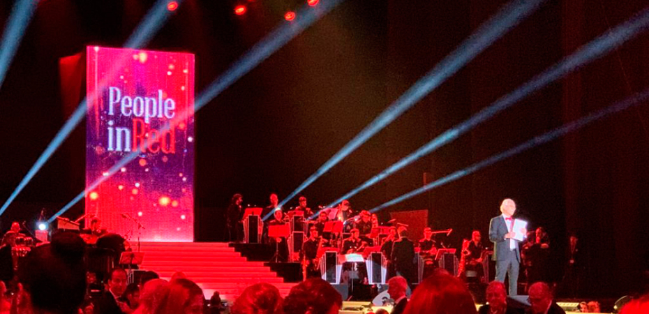 Proyección ultra panorámica a máxima resolución y sonorización en una puesta en escena espectacular para la gala benéfica People in Red en Barcelona
